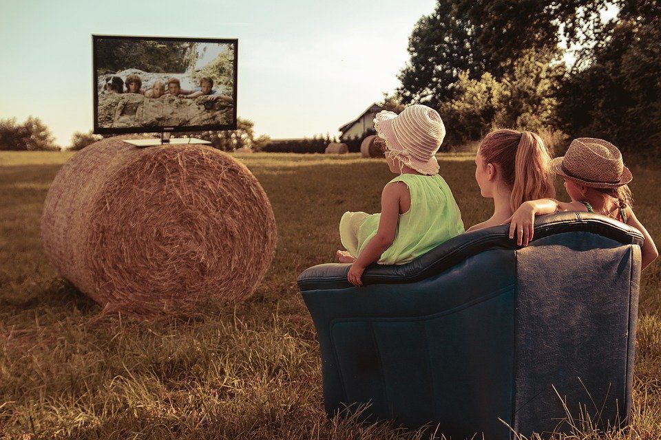 Вчені з Великобританії пояснили тягу дітей до телевізора. Любов до перегляду телевізійних передач у маленьких дітей формується в ранньому віці.