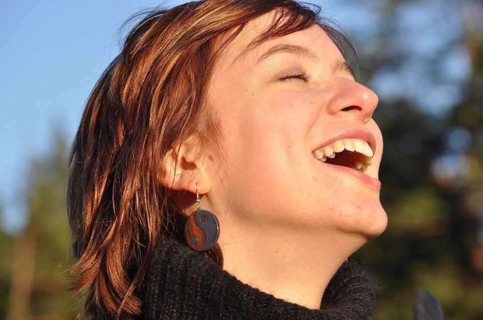 Швейцарські вчені виявили, що сміх допомагає долати стрес. Завдяки сміху людям вдається легше долати стрес.
