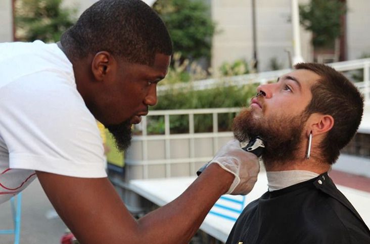 Розмова з бездомним надихнула чоловіка на створення мобільної перукарні для безхатьків. За добру справу зовсім скоро перукар отримав нагороду.