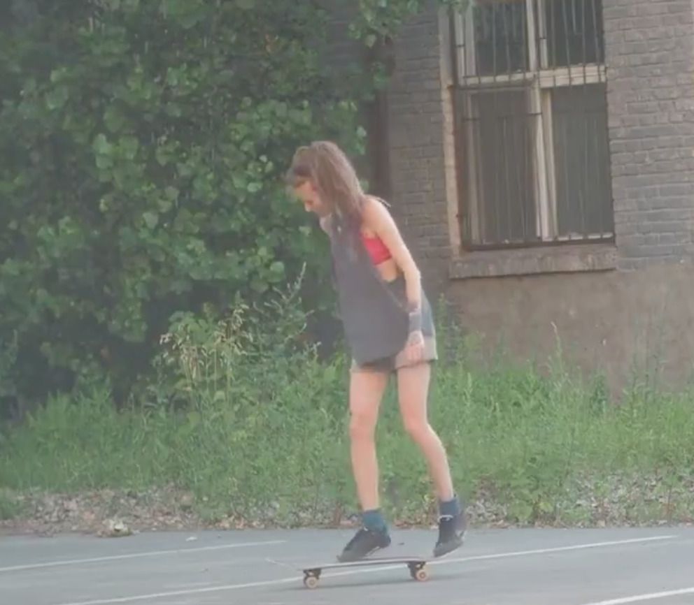 Українка зробила перший трюк на скейті і закричала від радості — та так, що відео побачив легендарний скейтер Тоні Хоук. Її радість була дуже щирою.