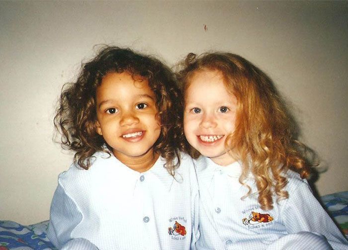 Пам'ятаєте сестри-близнючки, які народилися з різним кольором шкіри — вони вже 23-річні красуні. Дівчата відрізняються не лише зовнішністю, а й характерами.