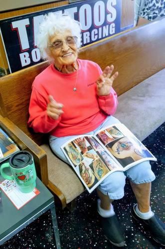 Бабуся у 103 роки живе так, ніби їй 23, а тату і мотоцикли — лише початок. У 103 роки бабуся вперше зробила собі татуювання.