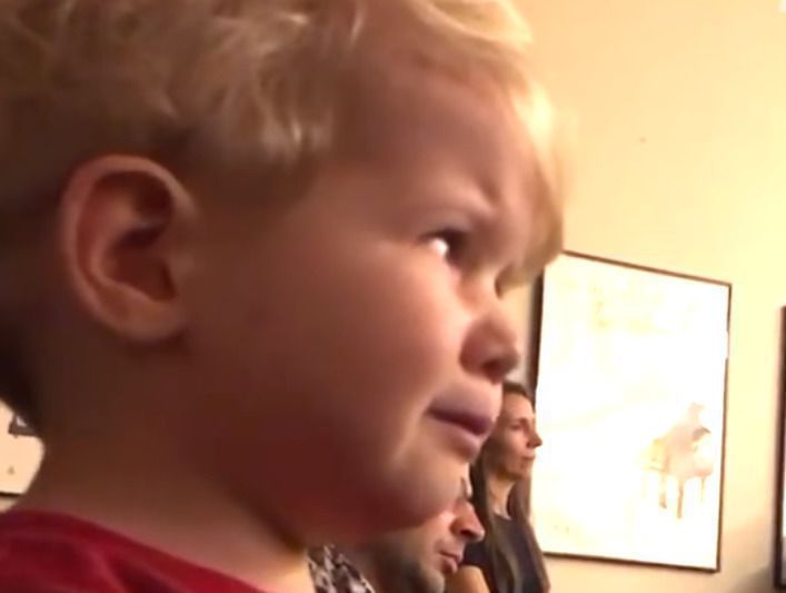 Хлопчику всього 2 роки, але він уже не може стримати емоції, коли його сестра грає "Місячну сонату". Дуже зворушливе відео.