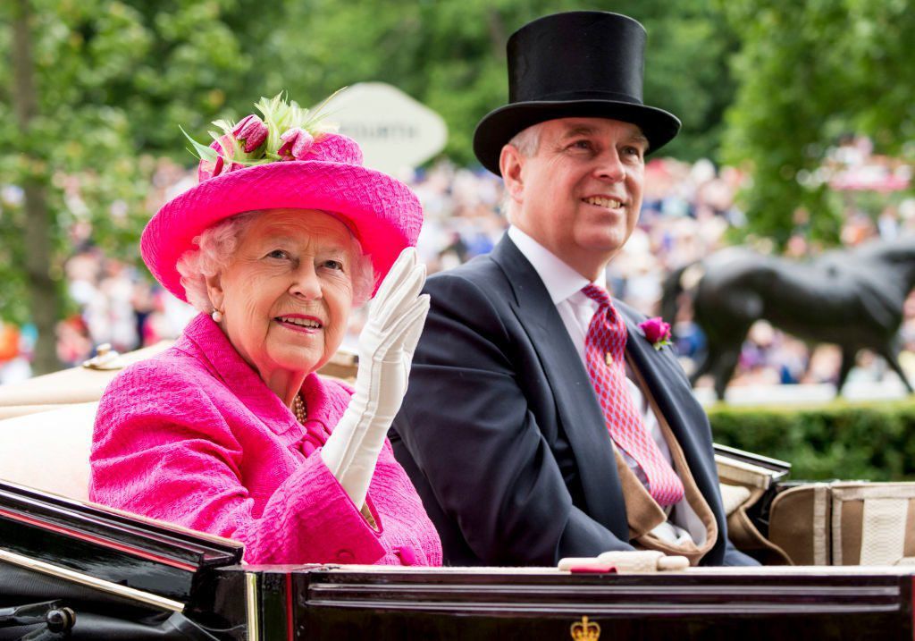 З сайту королеви Єлизавети II зникли акаунти герцогині Сассекської, принца Гаррі і принца Ендрю. Британська монархиня стежить за своєю репутацією і завжди в курсі всіх подій.