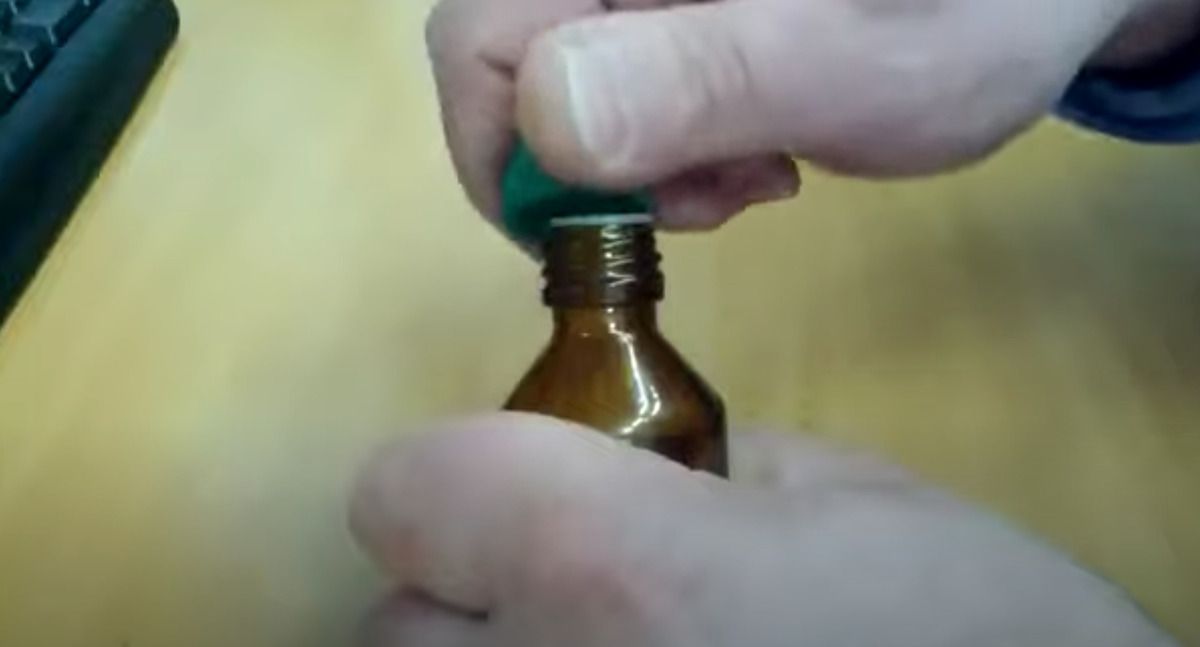 Легкий спосіб, як правильно відкрити пластикову пробку на пляшечці, щоб не забруднити пальці. Як перестати страждати, відкриваючи пляшечки з неслухняною пробкою.