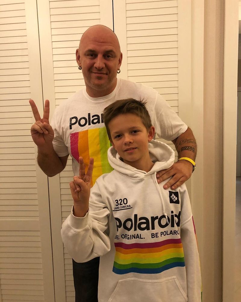 Олексій Потапенко показав, як вітається зі своїм 11-річним сином Андрієм. Команда Потапенко!