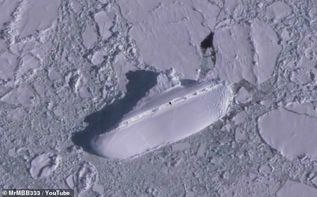 Ковчег чи корабель інопланетян: біля берегів Антарктиди виявили загадковий 120-метровий заледенілий корабель. Супутникові карти Google Earth зняли поблизу берегів Антарктиди корабель, що лежить на боці і покритий льодом. Поки залишається невідомим, кому саме належить затонуле судно. Але вже є купа теорій його походження.