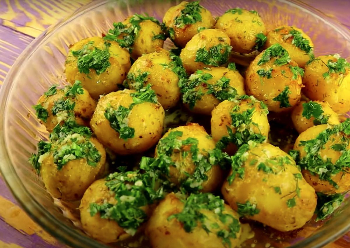 Молода картопля в духовці — таку смачну молоду картоплю ви ще не готували. Готується дуже просто.