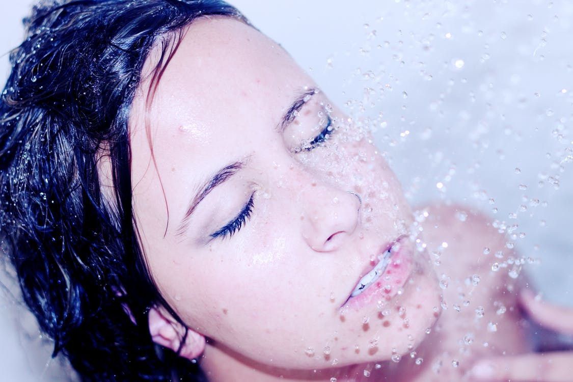 6 причин приймати холодний душ кожного ранку. Він сприяє здоровішому вигляду, швидшому схдненню та кращому самопочуттю.