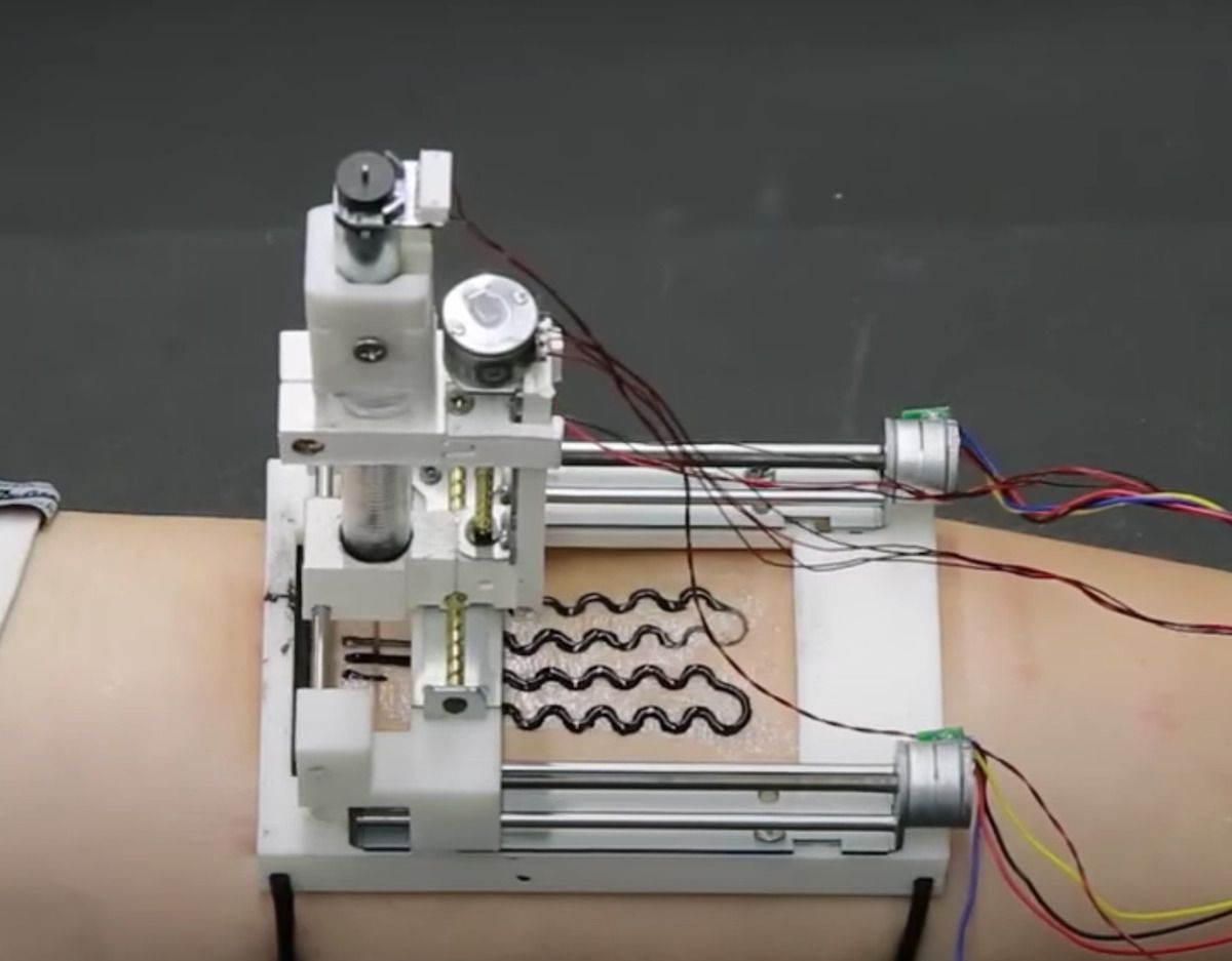 Корейські інженери створили принтер, який друкує електроніку на шкірі. Пристрій друкує на будь-яких частинах тіла.