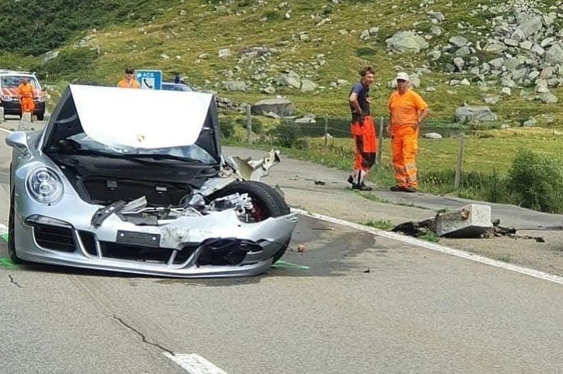 Дуже дорогий Bugatti Chiron зіткнувся з просто дорогим Porsche. Типове ДТП у Швейцарії.