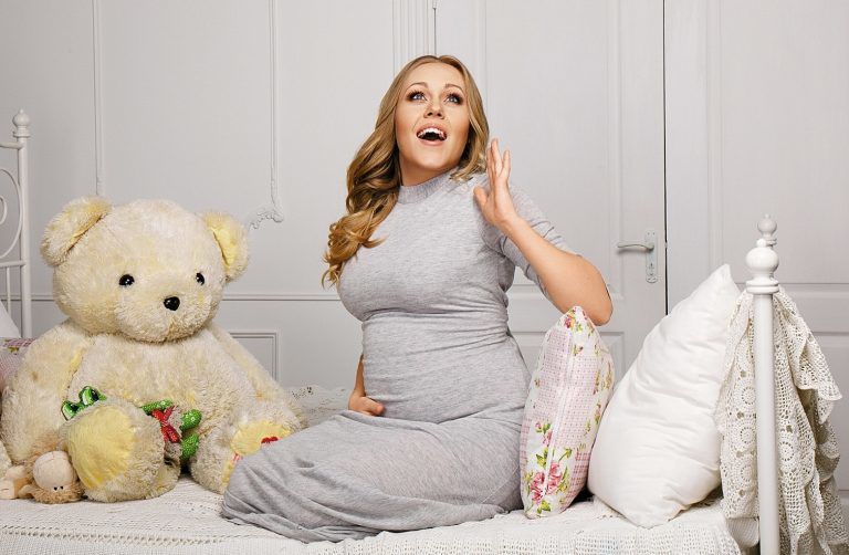 Співачка Alyosha показала фото з чоловіком і новонародженою донькою, яку народила в Києві. Схожа на тата!