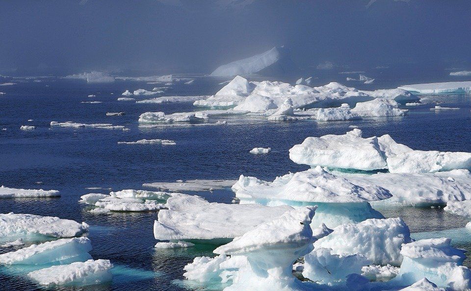 Крижаний щит Гренландії продовжить танути навіть при уповільненні глобального потепління. Вчені заявили про необоротність танення льодовиків в Гренландії.