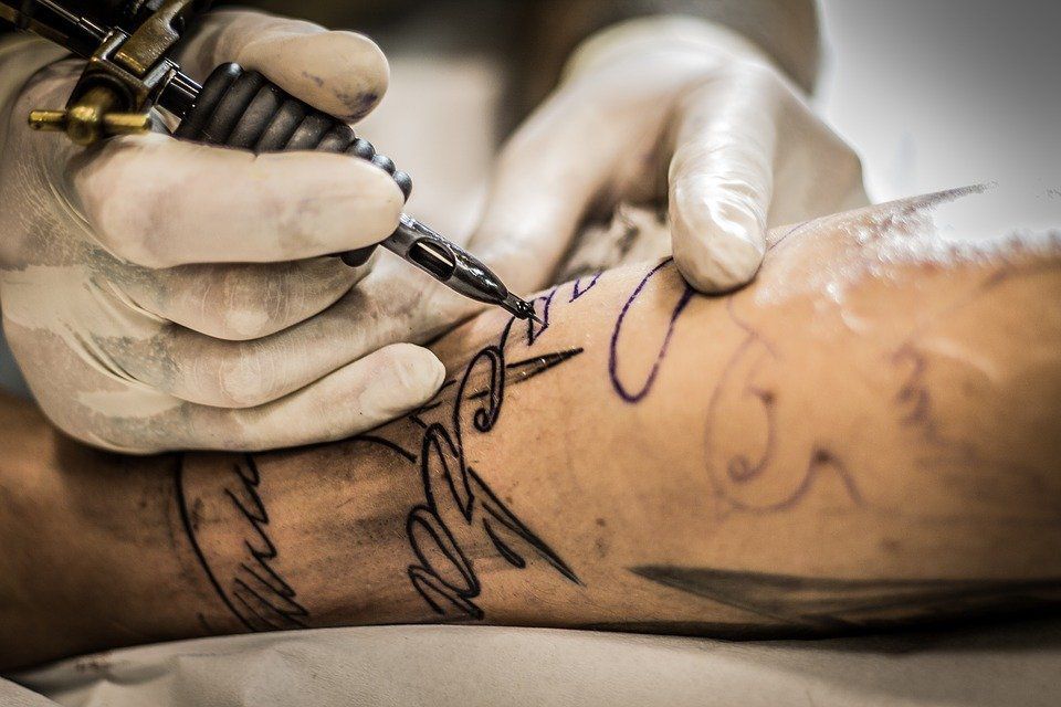 Дослідження показало, що татуювання можуть пропускати небезпечні метали в лімфатичні вузли. Під час процедури руйнується чорнильна голка, яка і скидає метали.