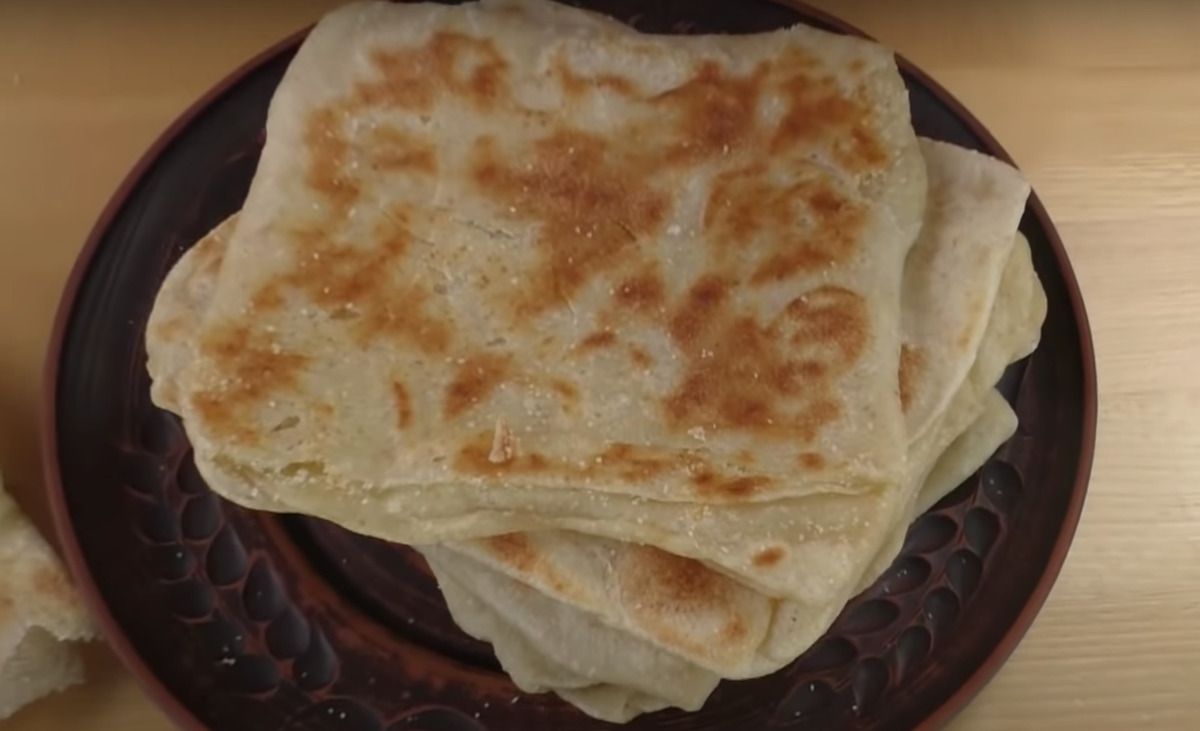 Рецепт смачних марокканських коржів замість хліба — для бутербродів і просто до чаю. Потрібна лише манка, борошно і масло.