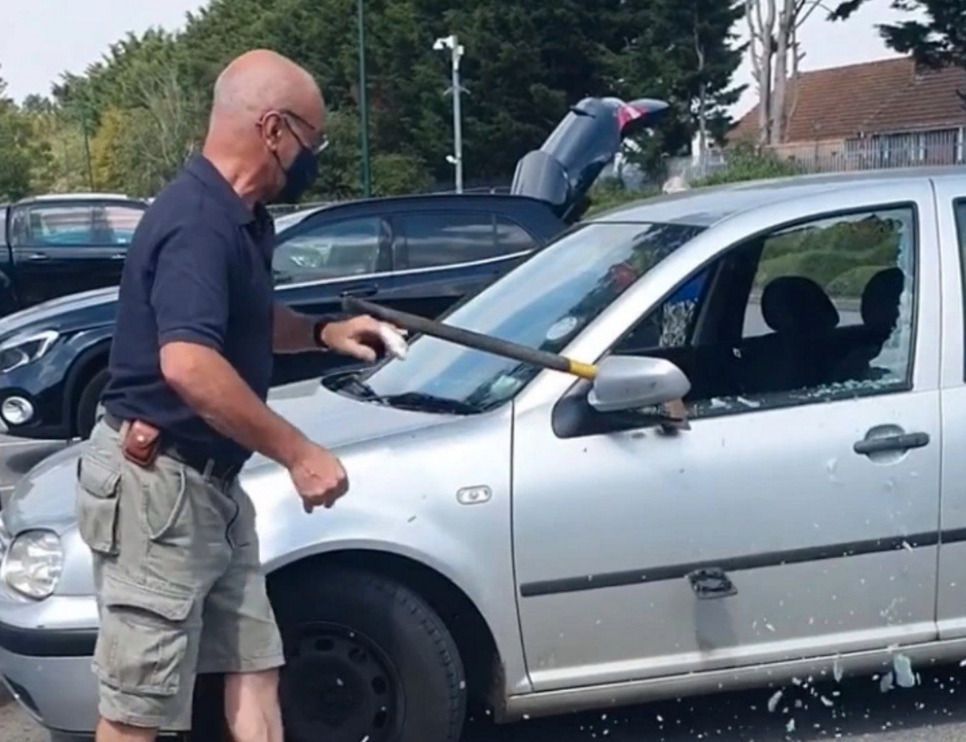 Чоловік розбив сокирою скло автомобіля, щоб врятувати від спеки замкнену всередині собаку. Розбити скло машини вдалося лише з восьмої спроби.