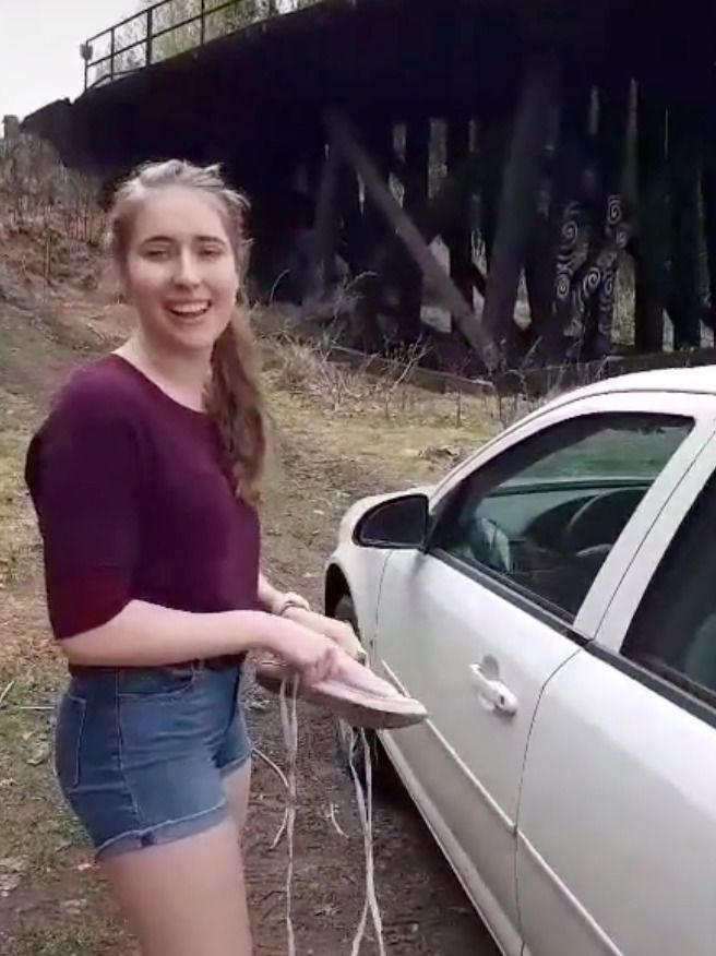 Блогерка зробила відеолайфхак, як відкрити замкнену машину за допомогою шнурка від кросівок — цей ролик, скарб для викрадача. Але з новими авто це не спрацює.