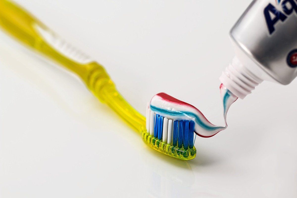 Для чого водієві може знадобитися тюбик із зубною пастою в автомобілі. Як звичайна зубна паста може стати в пригоді для догляду за автомобілем.