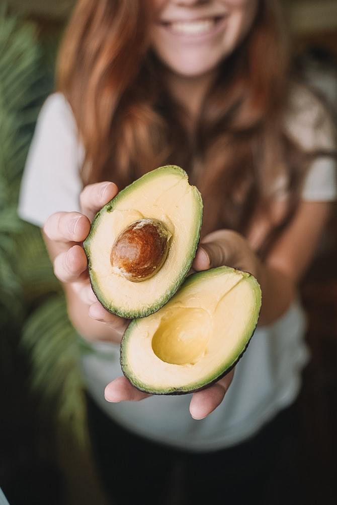 Викидаєте кісточку авокадо — ось кілька способів як її використовувати. І це не банальне пророщування з неї рослини!