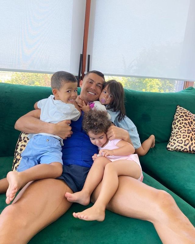 Кріштіану Роналду зробив пропозицію руки і серця своїй подрузі Джорджині Родрігес. В 2017 році кохана народила футболісту дочку.