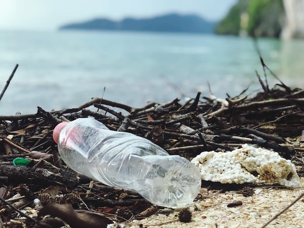 В Атлантичному океані виявлено в 10 разів більше пластику, ніж передбачалося раніше. Вчені відзначили рекордний рівень забруднення Атлантики пластиком.