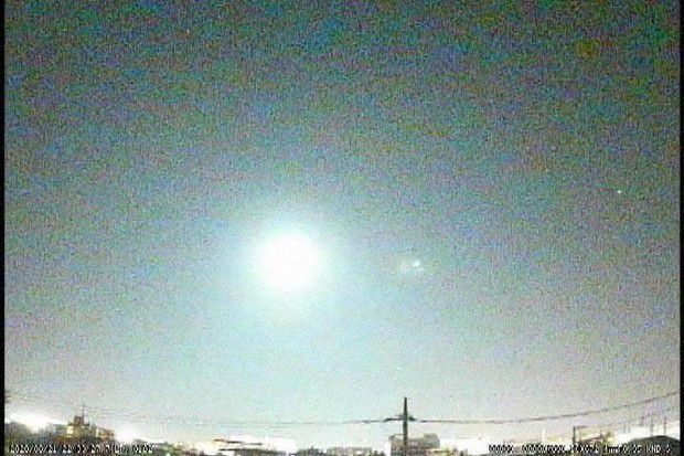 Над Японією пролетів дивний небесний об'єкт — очевидці встигли зняти відео. Невідоме небесне тіло світилося.