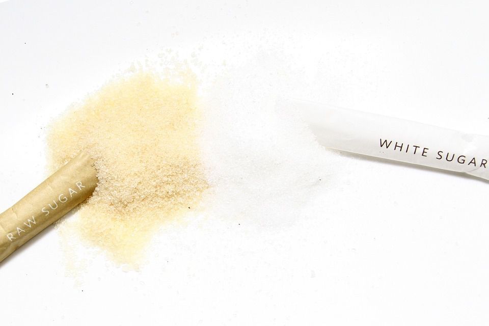 Коричневий цукор і звичайний білий: яка між ними різниця і в чому їх користь. Останнім часом на ринку з'явилася велика кількість коричневого цукру.