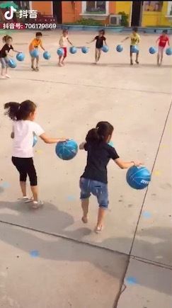 Малюки з китайського дитячого садочку одночасно здивували і налякали користувачів мережі своїми іграми в м'ячик. Командна робота дітей виглядає як тренування солдатів.