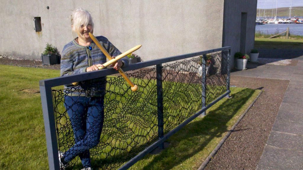 Жінка почула про ідею в'язати паркан і вирішила спробувати — тепер вся околиця її дому у мереживі. Це заняття робить рукодільницю щасливішою.