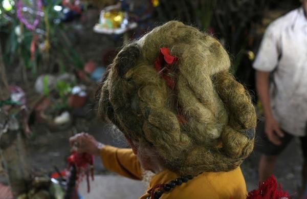 Житель В'єтнаму 80 років не стриг волосся і відростив дреди неймовірної довжини, але не через моду, а через релігію. Його дреди виглядають крутіше, ніж у найвідчайдушніших хіпі.