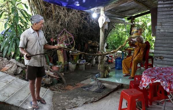 Житель В'єтнаму 80 років не стриг волосся і відростив дреди неймовірної довжини, але не через моду, а через релігію. Його дреди виглядають крутіше, ніж у найвідчайдушніших хіпі.