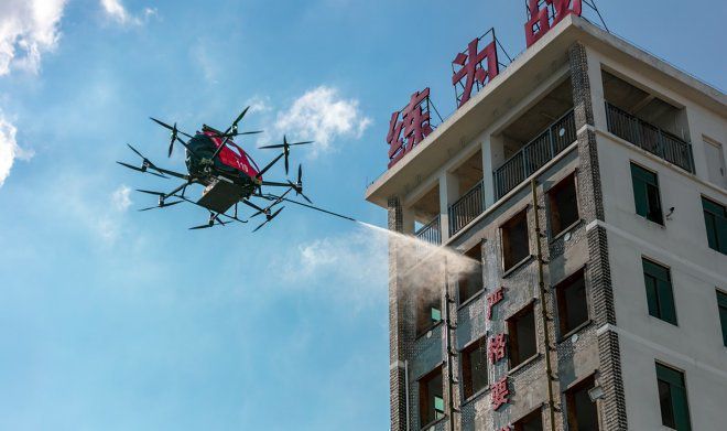 Китайська компанія представила дрон — пожежну машину для боротьби з пожежами в висотках. Компанія EHang розробила на базі свого пасажирського мультикоптера протипожежну версію EHang 216.