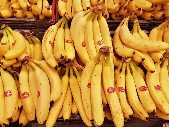 Про що говорить виробник, наносячи наклейки на фрукти, і як правильно читати цю інформацію. Чому так важливо читати наклейки на бананах і інших плодах.