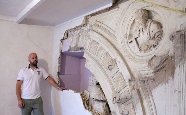 Чоловік під час ремонту випадково знайшов у своєму будинку барельєф майстра епохи Відродження. Так легко знайти шедевр XIV століття — удача 100 рівня.