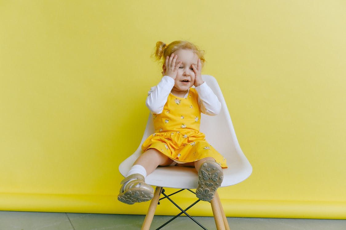 Психологи пояснили, звідки у дітей береться сором'язливість, та як їм у цьому допомогти. Явище, родом із перших місяців життя дитини.