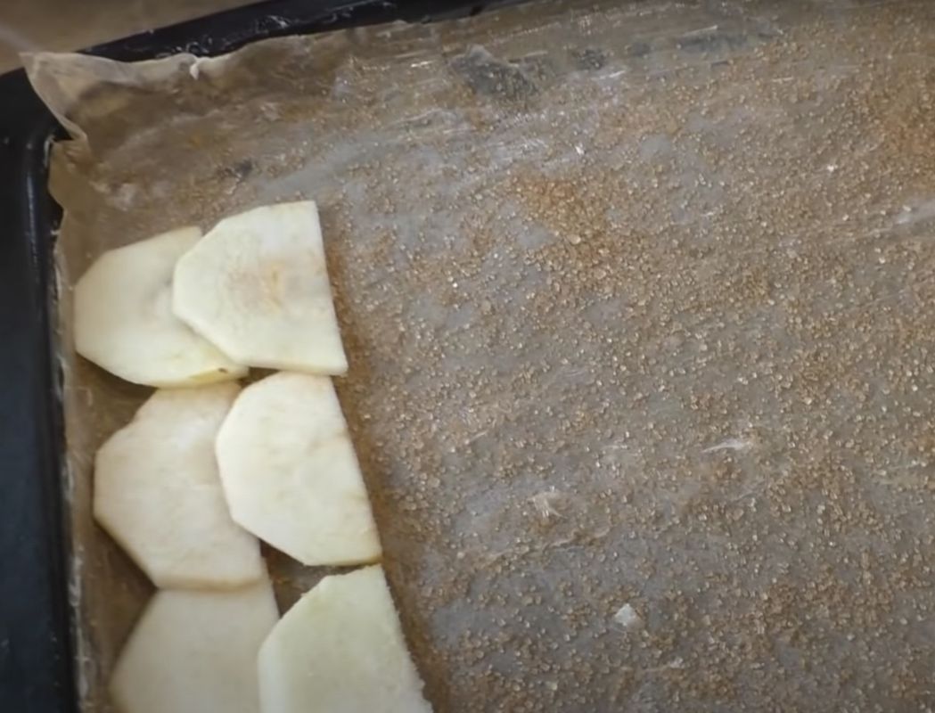 Чудовий горіхово-яблучний рулет — пальчики оближеш, як це смачно. У цьому рулеті яблука перетворюються на крем.