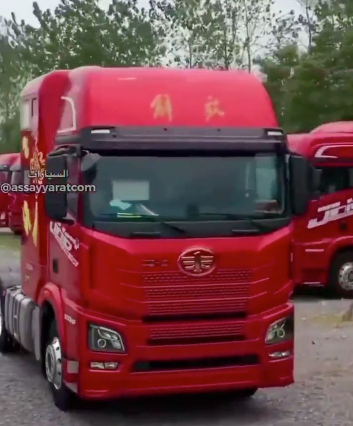 В Китаї створили мрію всіх далекобійників: вантажівку з душем, туалетом, кондиціонером та 2 ліжками прямо в кабіні водія. Вантажівка, в якій є всі умови для комфортної подорожі, не залишить байдужим ні одного водія.