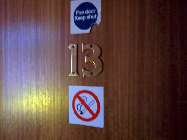 Чому в західному готелі вас ніколи не заселять у кімнату під номером 13 чи 420. Працівники готелів усіма способами уникають цих цифр.
