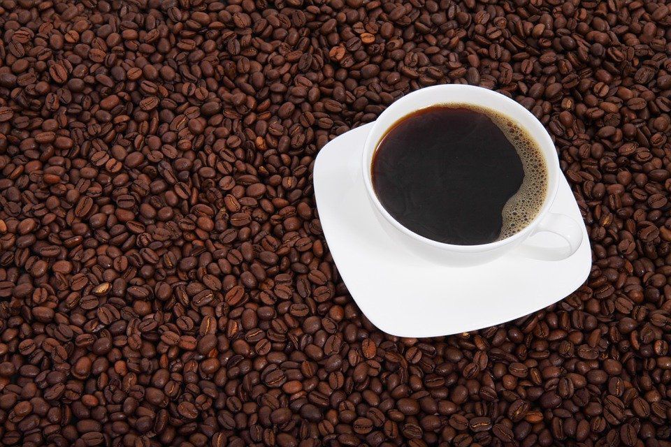 Як позбавитися від зайвого кофеїну, якщо було випито багато кави і погіршився стан. Як позбутися від неприємних симптомів після передозування кави.