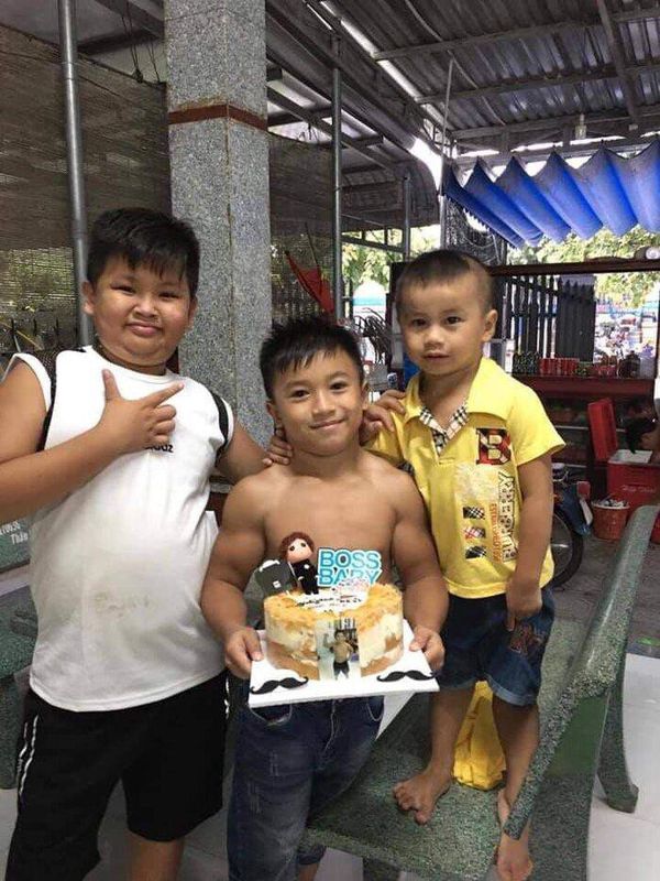 Десятирічний хлопчик з В'єтнаму вражає м'язами як у Скелі, але спортом він ніколи не займався. В'єтнамський хлопчик через вроджений синдром виглядає, наче спортсмен.