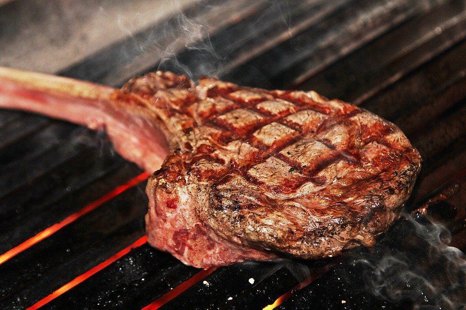 Фахівці назвали найбільш популярний, але дуже шкідливий спосіб приготування м'яса. Як приготувати стейк правильно.