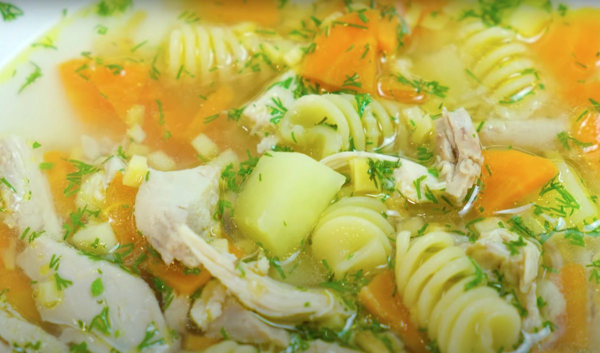 Приголомшливо смачний курячий суп — всім точно сподобається. Простий рецепт на обід!