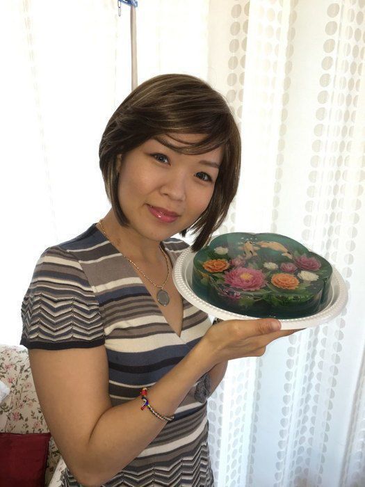 Малайзійка навчилася створювати справжні шедеври з желе. Завдяки такому прояву творчості їй вдалося подолати важку недугу. Завдяки створенню оригінальних тортів з желе жінці вдалося перемогти рак.