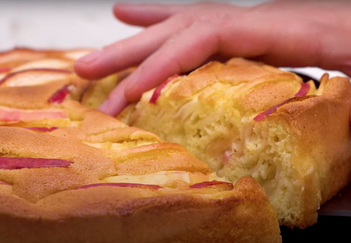 Найпростіший і смачний рецепт шарлотки з яблуками — пиріг тане в роті, а готується дуже швидко. Класична шарлотка з яблуками з 5 інгредієнтів.