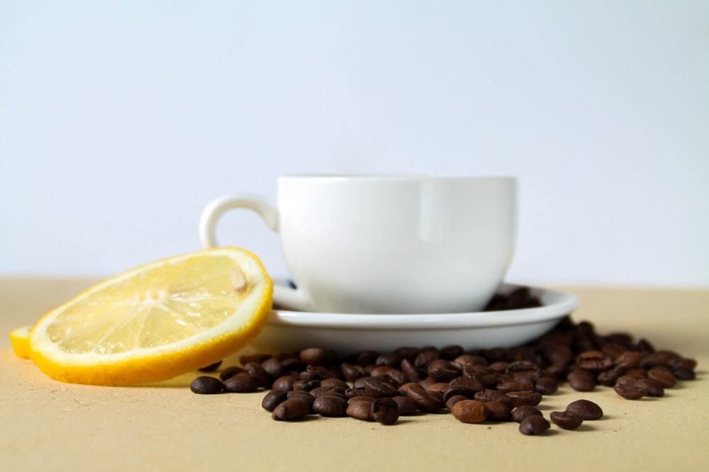 Чому медики пропонують пити каву з лимоном. Як ранкова кава з лимоном впливає на людський організм.