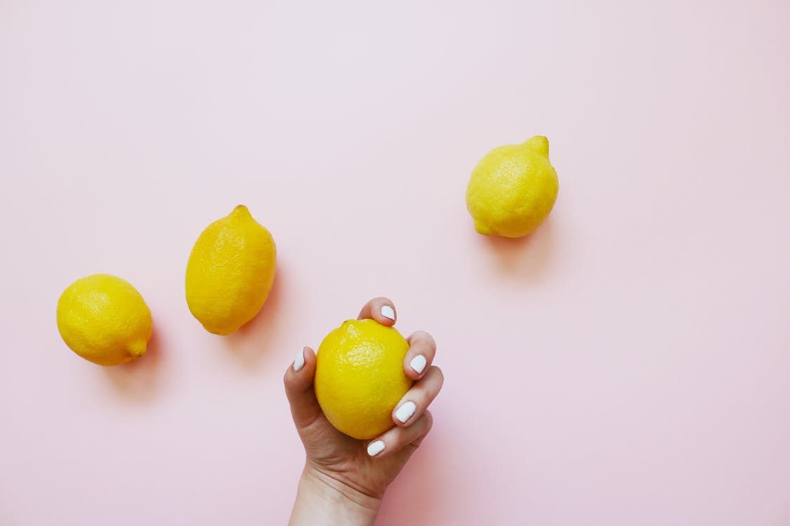 Якими корисними властивостями для шкіри володіє лимон — топ-5 лимонних масок та секрети їхнього приготування. Лимон — потужний продукт у косметології.