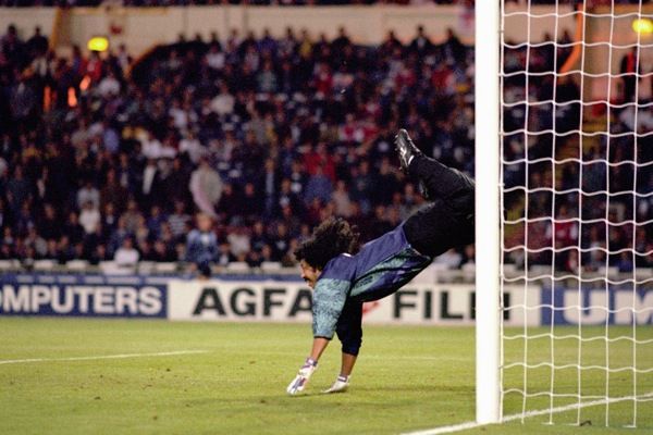 "Удар скорпіона" — фантастичний футбольний трюк, який на все життя прославив екстравагантного голкіпера Рене Ігіта. 25 років тому футболіст Рене Ігіта увійшов в історію футболу.