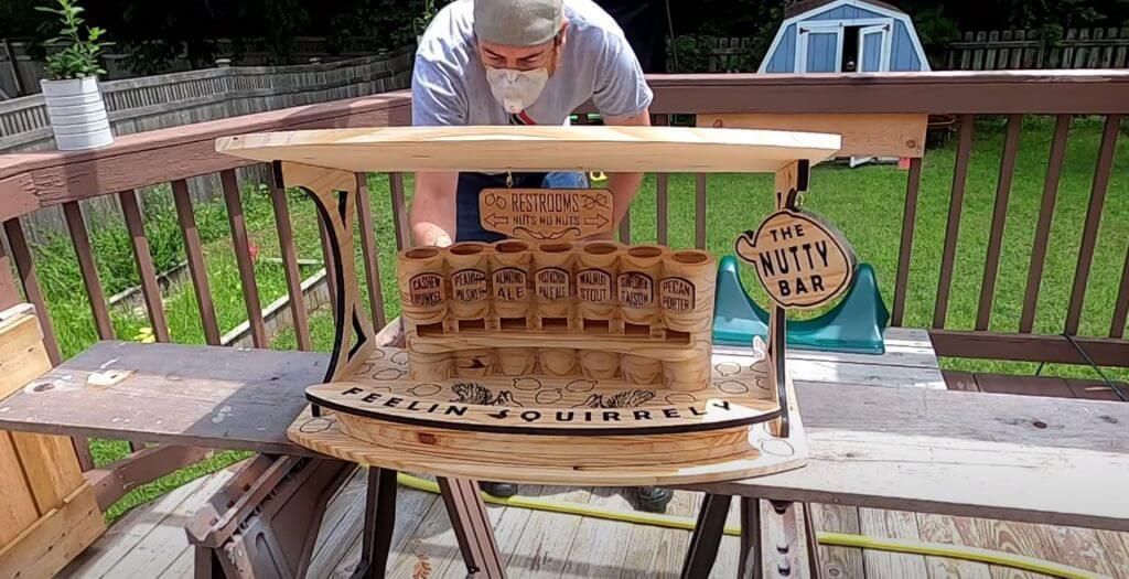 Майстер побудував дерев'яний бар для білок — тепер всі мріють купити такий же. Чоловік робить крихітні бари для білок, які гостюють у його дворі.