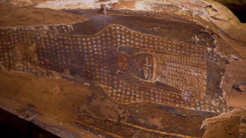 У єгипетському некрополі археологи знайшли схованку з 13 дерев'яними трунами. Її вік оцінили у 2500 років.