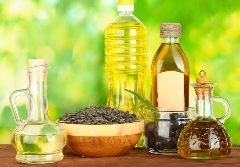 Яка олія приносить більше користі організму: соняшникова чи оливкова. Кожна з олій має свої переваги та недоліки.